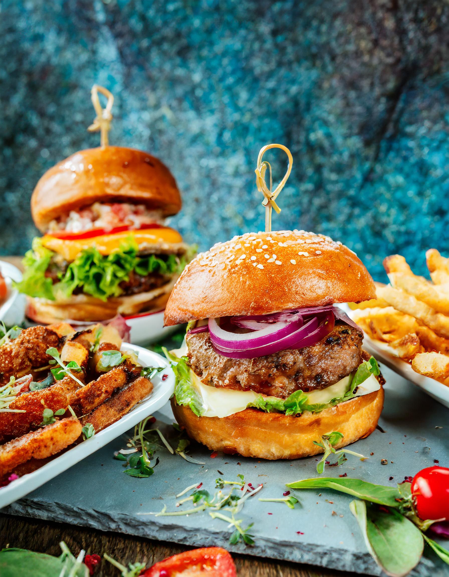 Stilvolle Innenraumgestaltung eines innovativen Burger-Restaurants