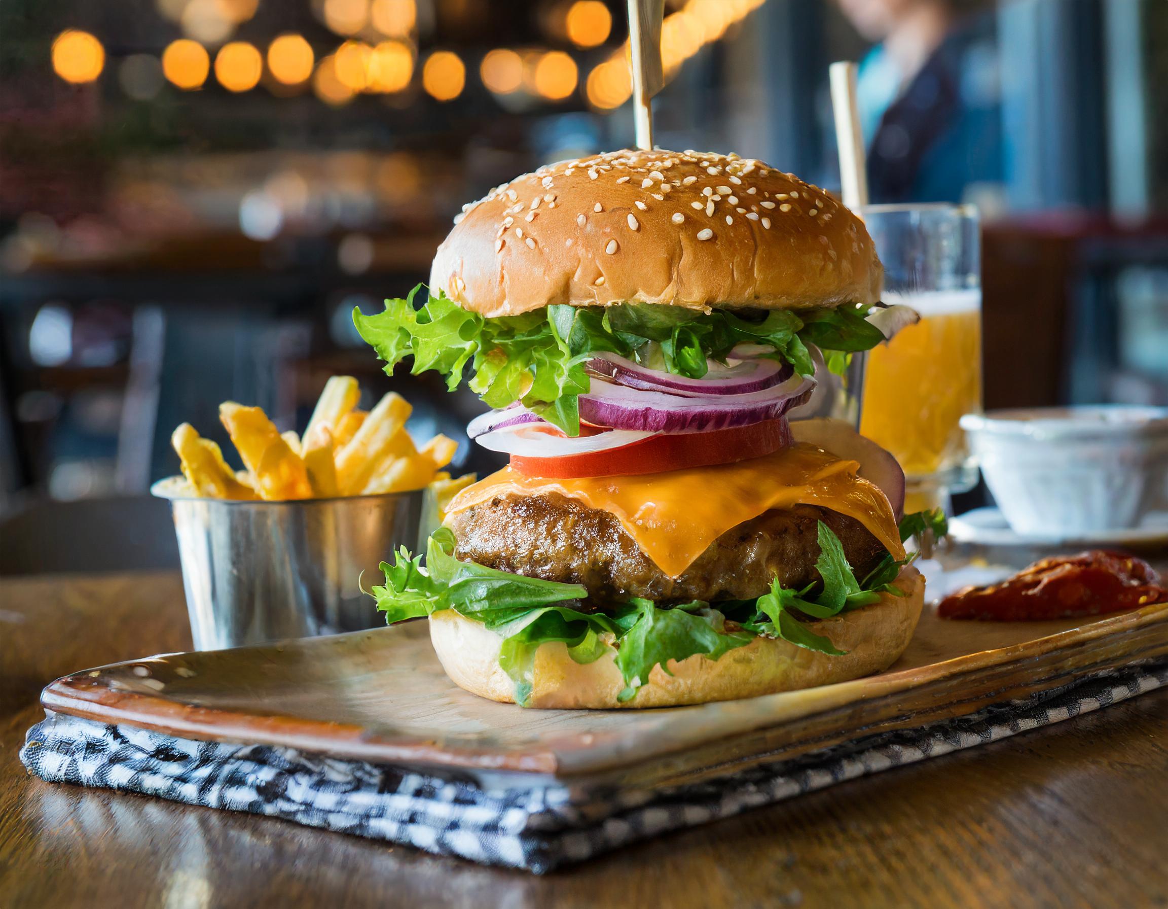 Saftiger Burger mit frischen Zutaten und hausgemachten Saucen